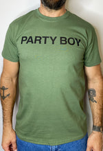 Lade das Bild in den Galerie-Viewer, NEU! Party Boy T-Shirt OLIVENGRÜN
